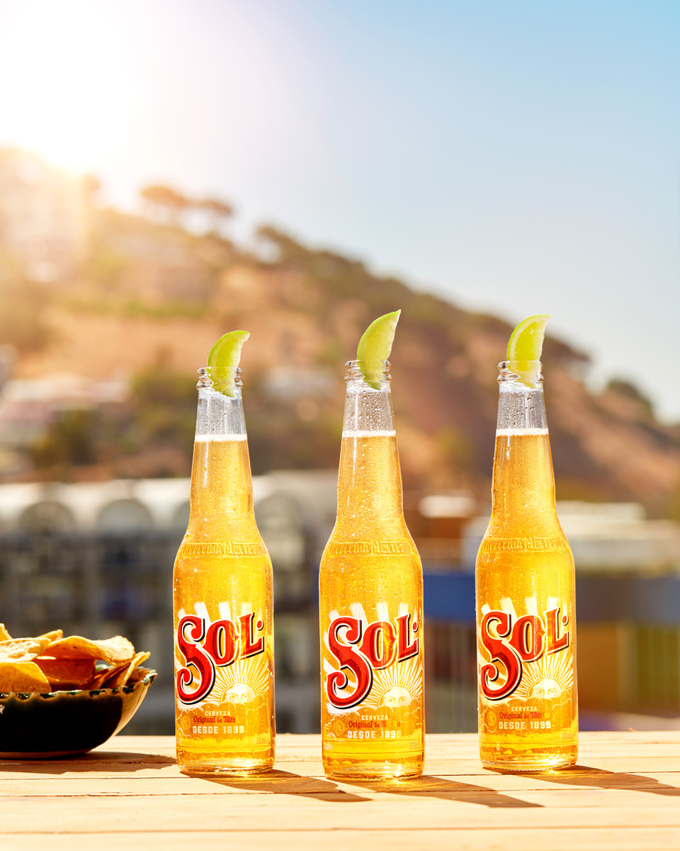 La cerveza Sol es producida 100% con energía solar y está disponible en los principales puntos de venta del país. Los formatos disponibles son botella de 330 ml y lata 250 ml.