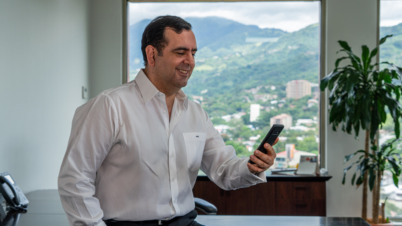 Arturo Giacomin, presidente ejecutivo de Davivienda Costa Rica, detalló que el proceso de autogestión está protegido por herramientas de identificación biométrica. 