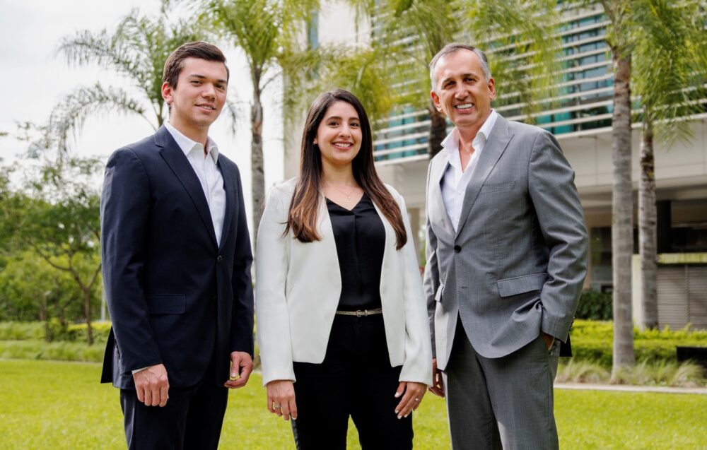María Fernanda Rothe, COO; Juan Daniel Rothe, CEO, y Juan Daniel Rothe Quesada, encargado de desarrollo de nuevos negocios de Grupo Cesa.